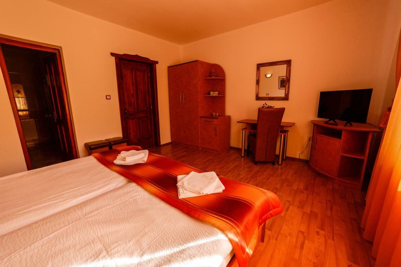 Bed and Breakfast Pensiunea Eva Совата Экстерьер фото