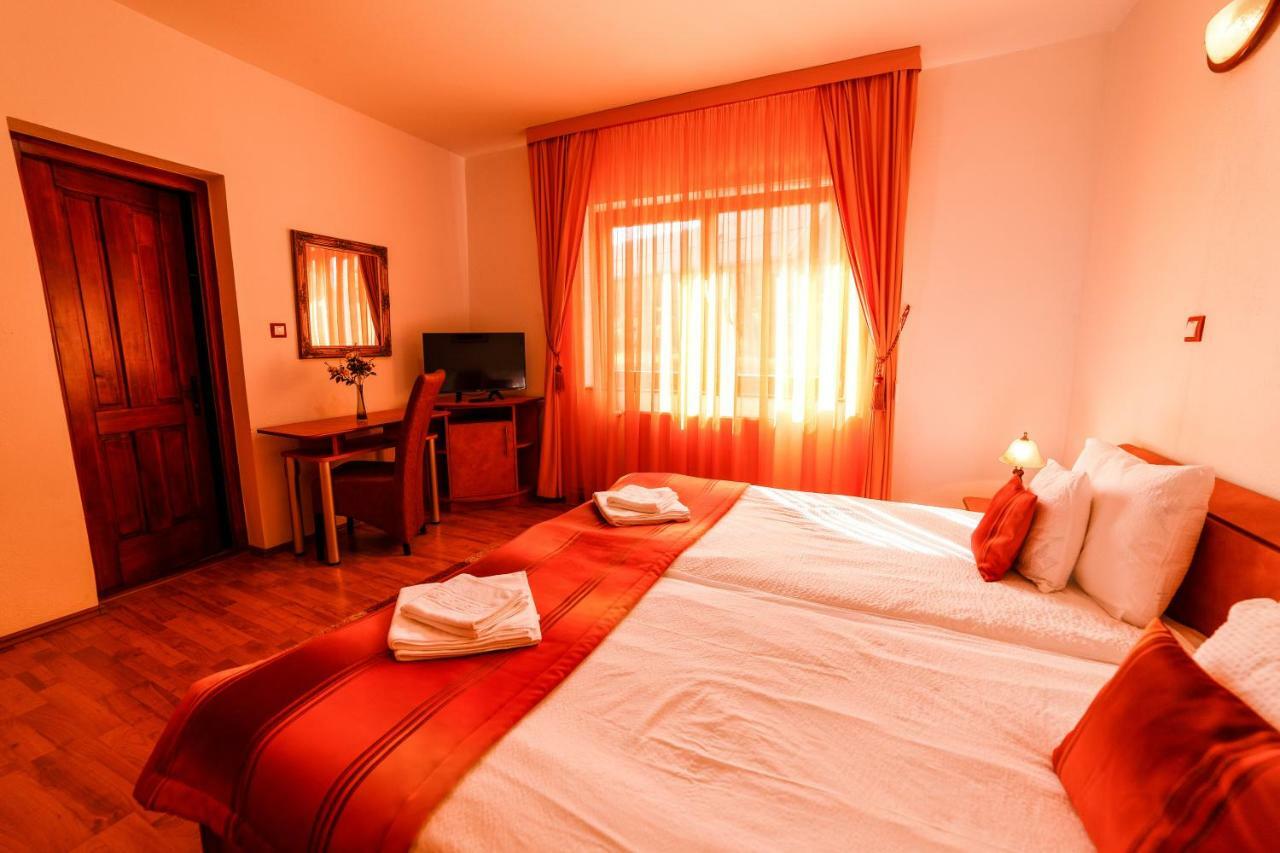 Bed and Breakfast Pensiunea Eva Совата Экстерьер фото