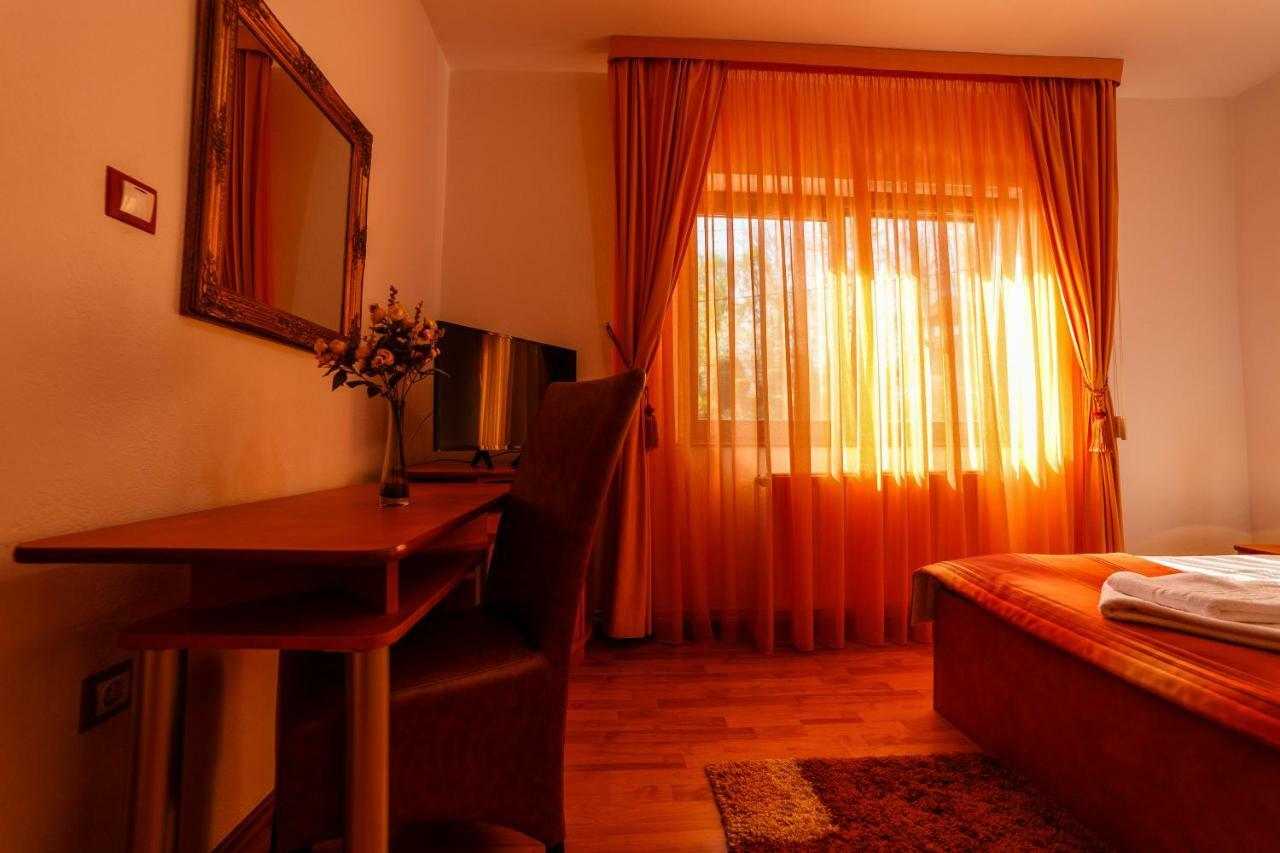 Bed and Breakfast Pensiunea Eva Совата Экстерьер фото